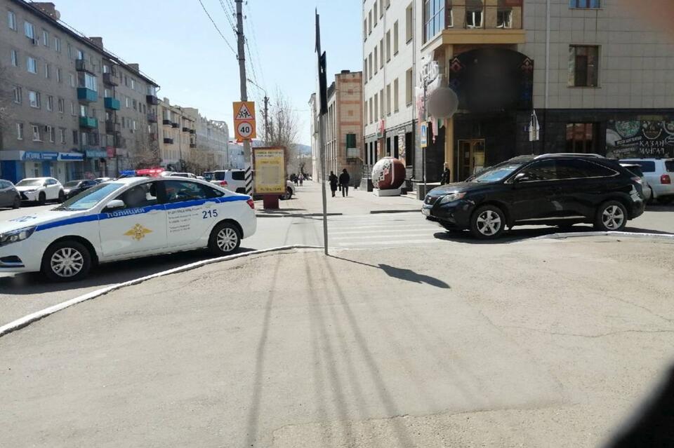 «Лексус» без водителя брошен на пешеходном переходе в центре Читы - очевидцы