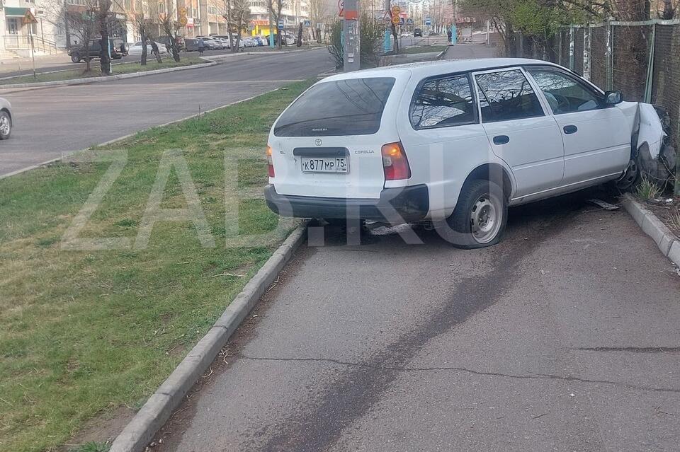 Иномарка влетела в забор на Шилова