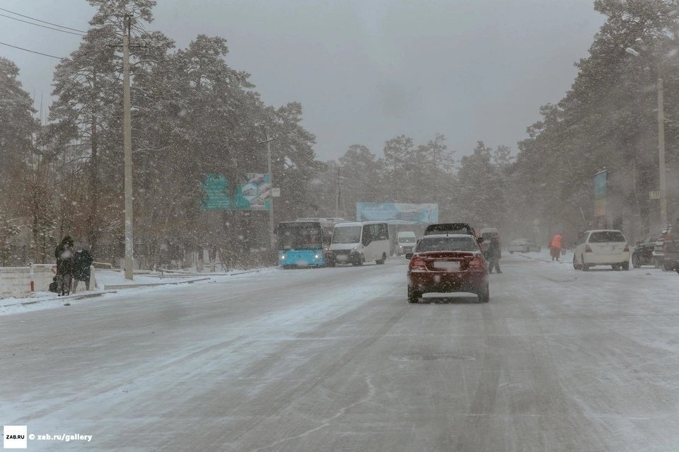 Забайкальцев предупредили о риске ДТП из-за снега и наледи на дорогах