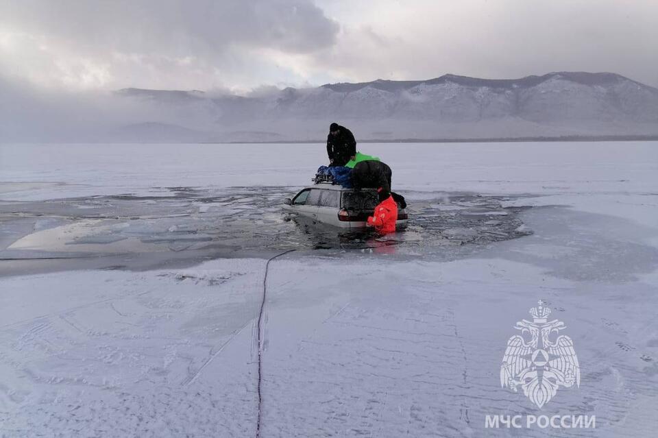 На Байкале под лёд провалился автомобиль с тремя людьми