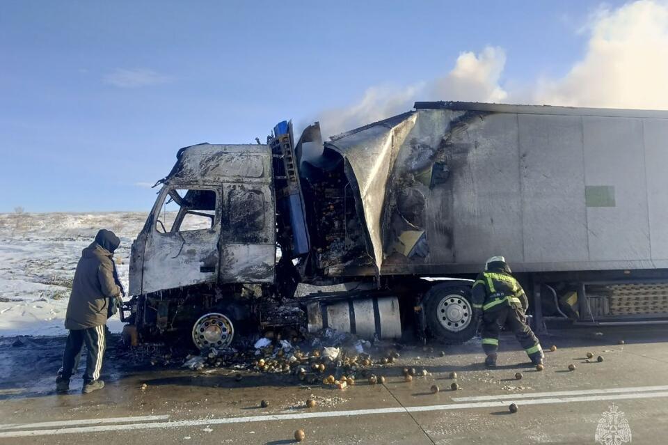 Фура вспыхнула на трассе в Забайкалье