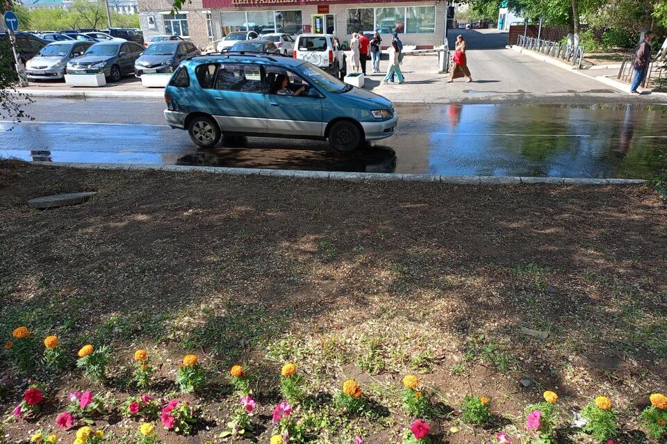 Канализационные воды топят улицу в центре Читы