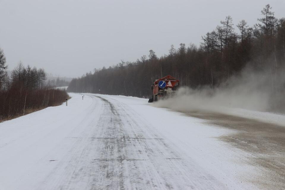 Трассу в Забайкалье чистят от снега