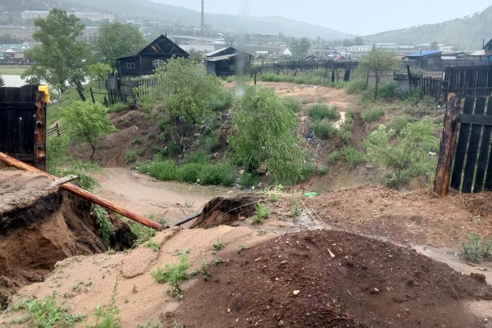 Вода топила огороды в Дарасуне