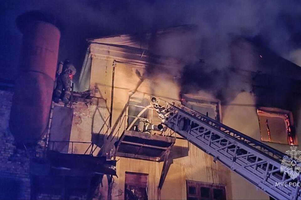 Огонь охватил нежилое здание на территории Машзавода