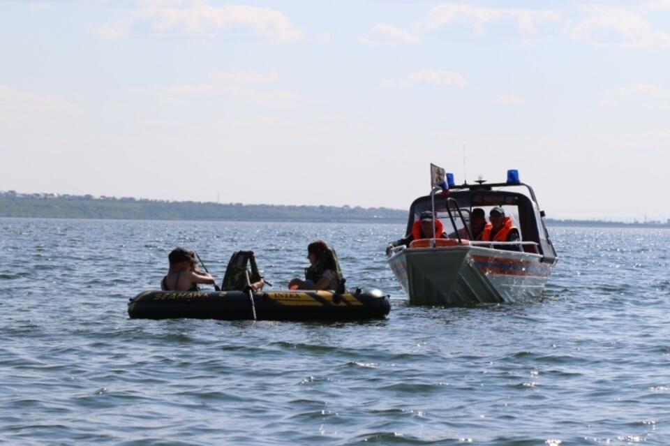 Инспекторы ГИМС спасли пять человек с неисправного катамарана на Арахлее