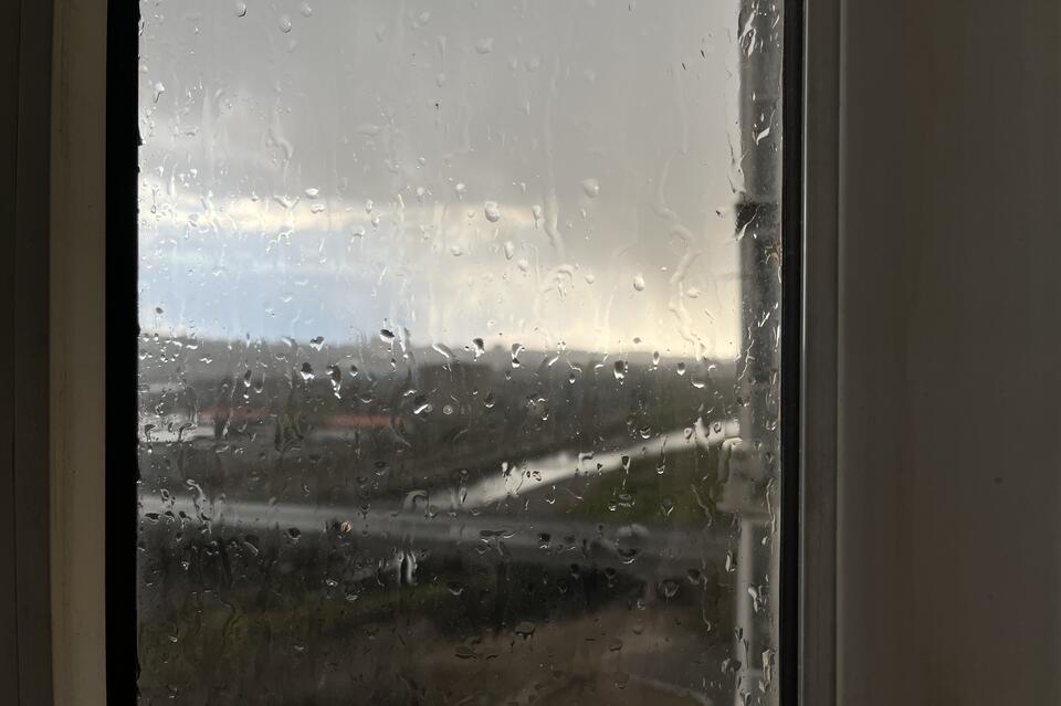 Дом в Молодёжном продолжает топить из-за проблемной крыши