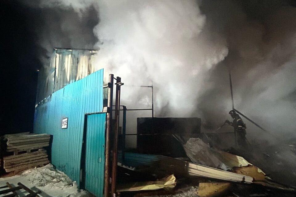 Надворная постройка загорелась в Краснокаменске