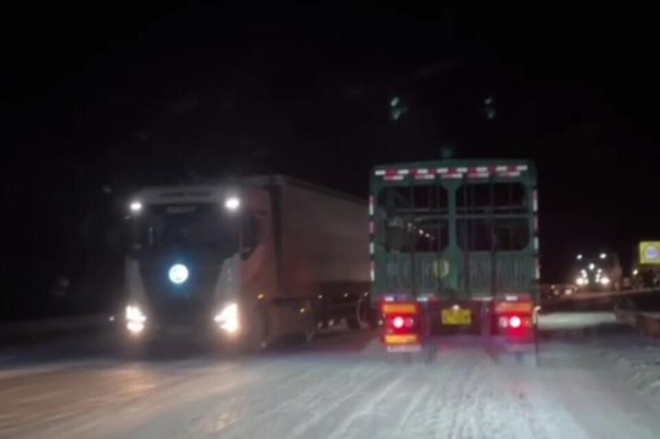 Водители жалуются на заснеженную трассу