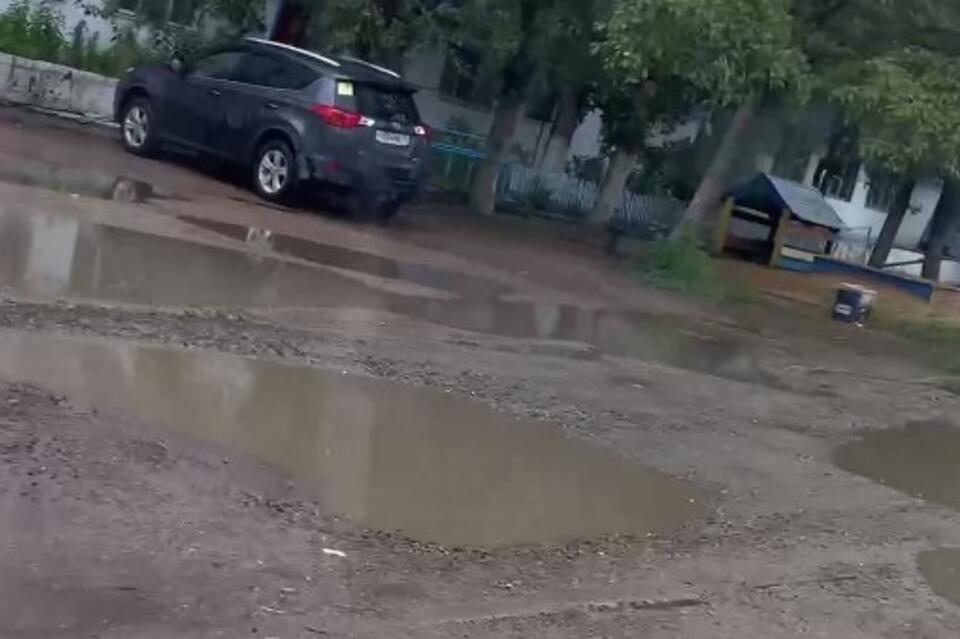 Двор на КСК утопает в лужах из-за разбитой дороги