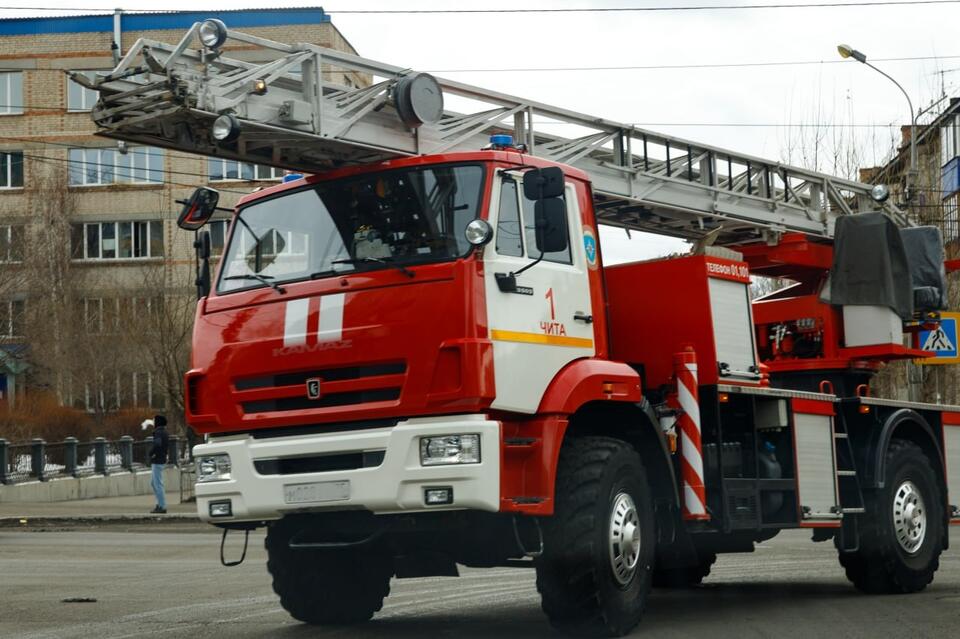 Большое скопление пожарных машин замечено около здания №92 по Шилова