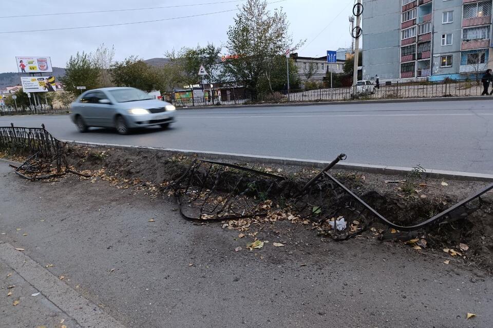 Железный забор снесли около остановки в 1-м микрорайоне