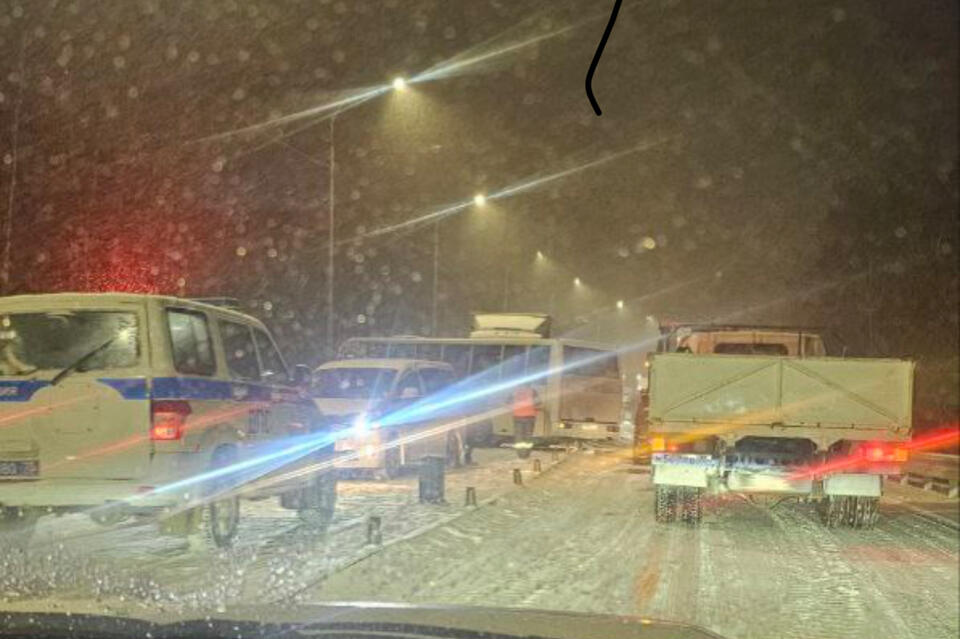 Автобус и большегруз столкнулись в Чите