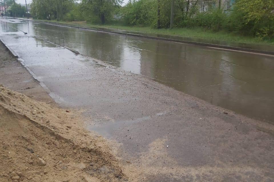 Очевидцы: Дорога в Чернышевске после дождя превратилась в реку