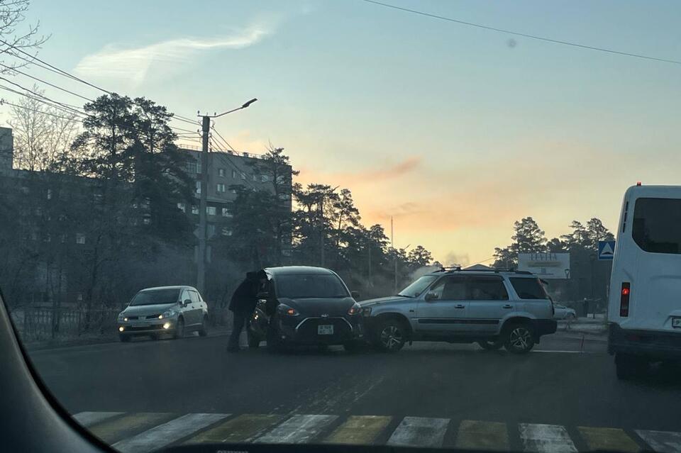 На пересечении двух улиц в Чите произошло ДТП