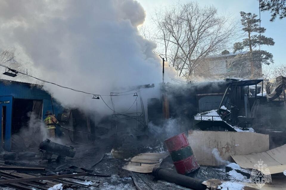 Надворные постройки и гараж загорелись на улице Матвеева