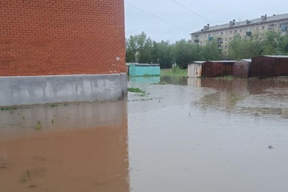 Во дворе на КСК образовались огромные лужи