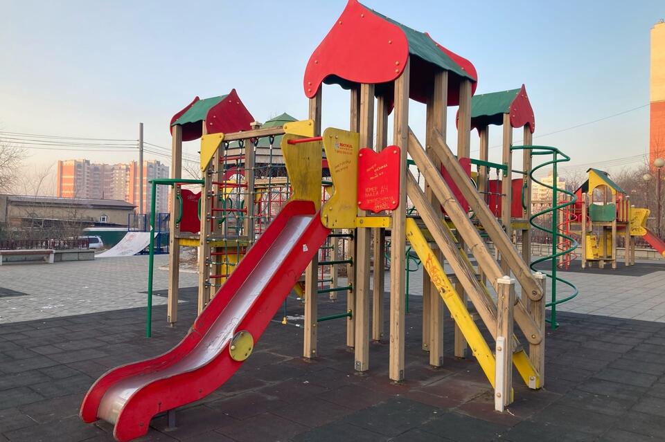 Вандалы сломали детскую горку на площади в Чите