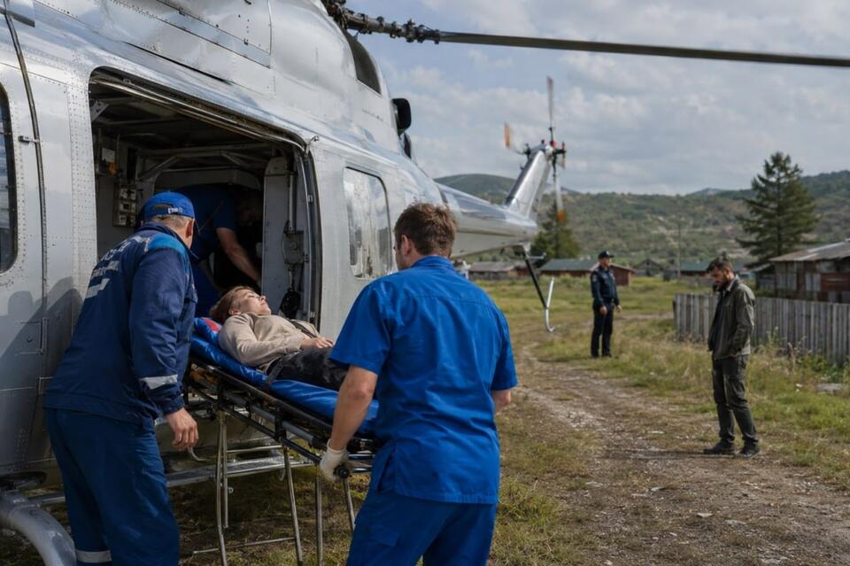 Мужчина избил женщину до разрыва поджелудочной и отказывается платить за вертолет