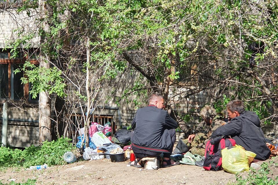 Бездомные обустроили жилище возле школы в Чите