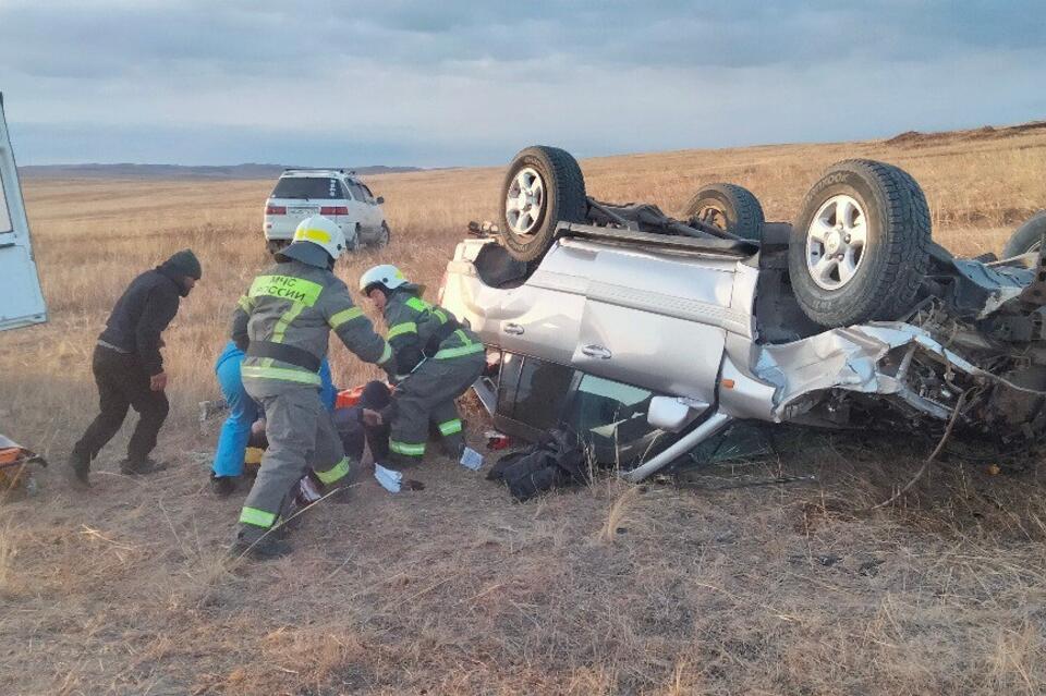 Иномарка перевернулась на трассе Забайкалья - двух человек зажало в салоне