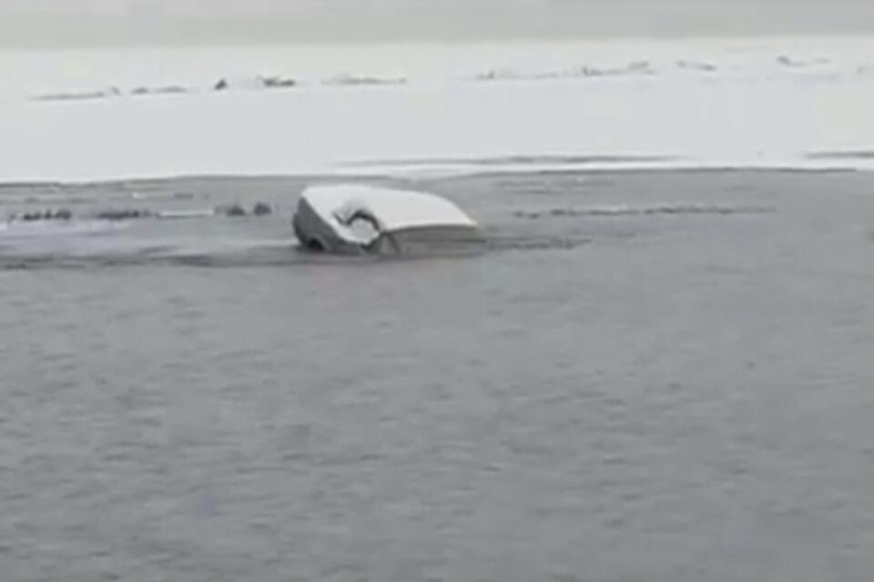 Волга ушла под лёд на озере Кенон в Чите – видео