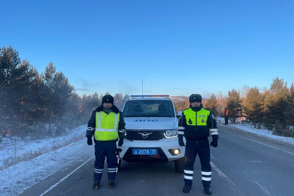 Инспекторы ДПС в очередной раз спасли замерзающего водителя на трассе Забайкалья