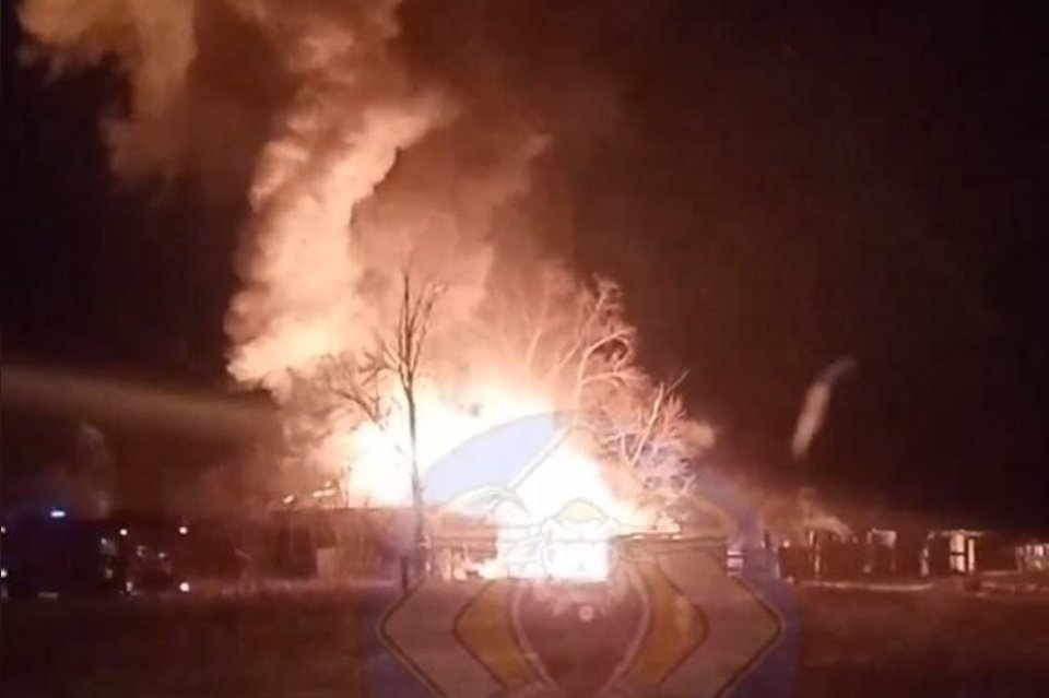 Заброшенный дом частично сгорел в районе Забайкалья