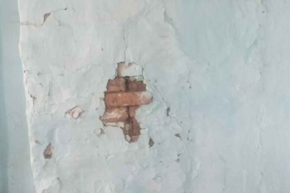 «Здесь невозможно жить»: аварийный барак в селе Харагун не расселяют