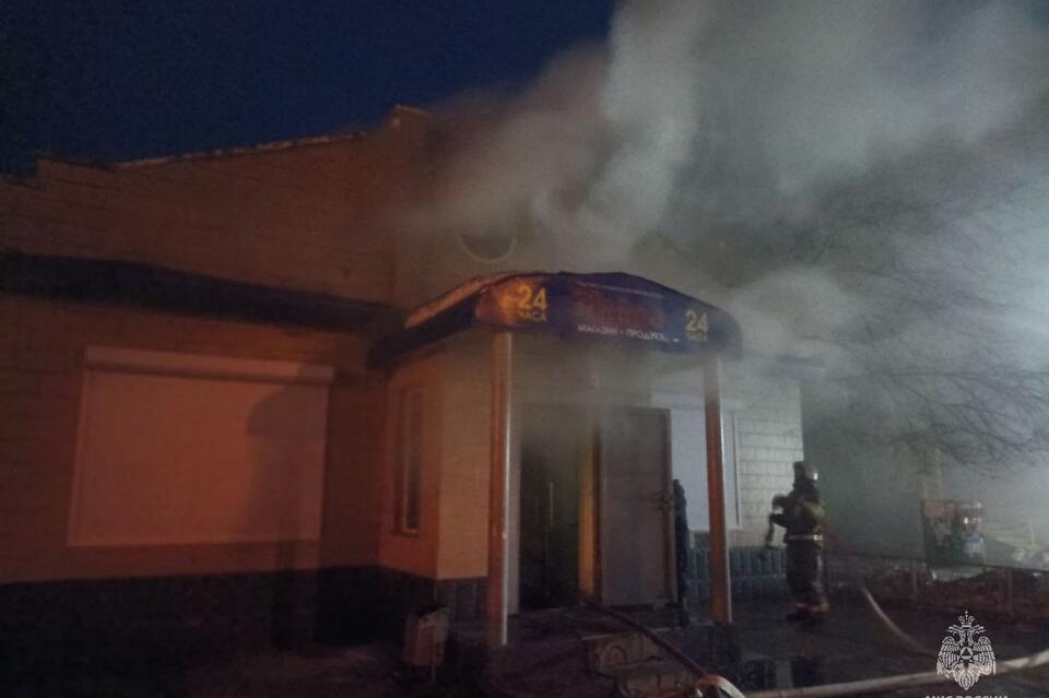 Крыша продуктового магазина горела в поселке Карымское