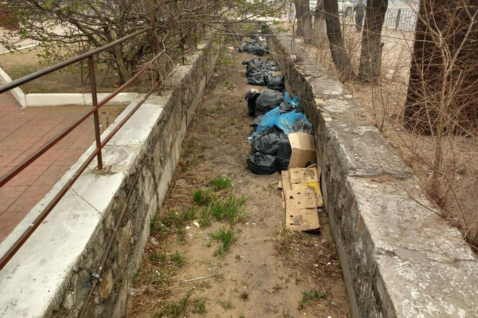 Неизвестные сбросили мешки с мусором в ливневки