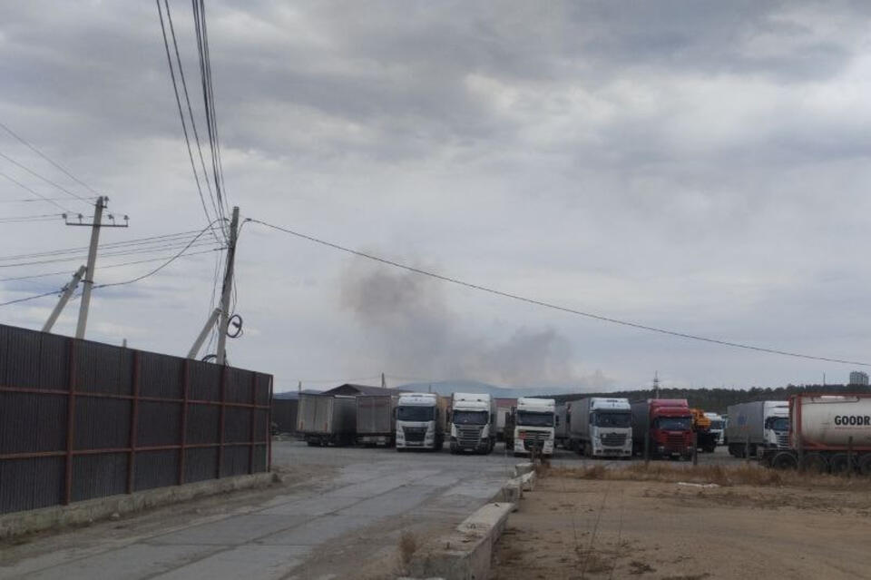 Надворные постройки горят в СНТ «Огонёк»