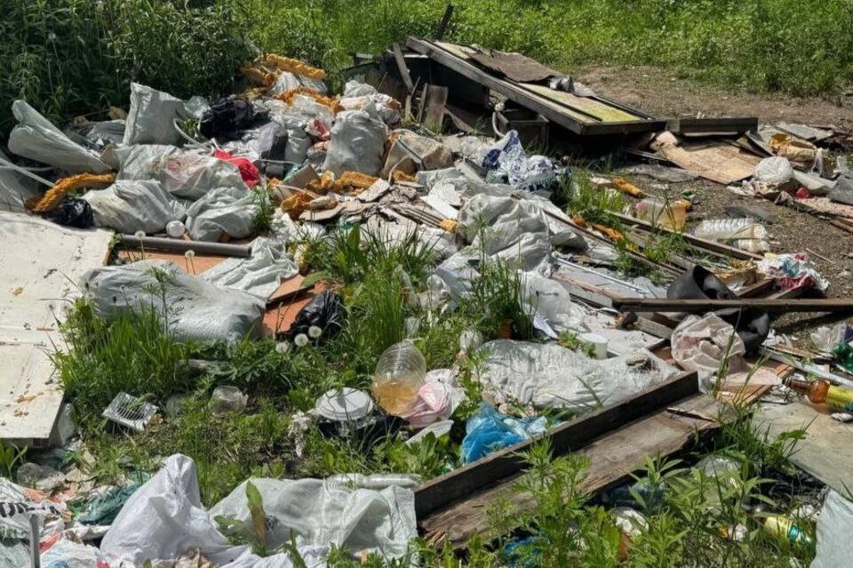 Около детсада в Чите убрали стихийную свалку