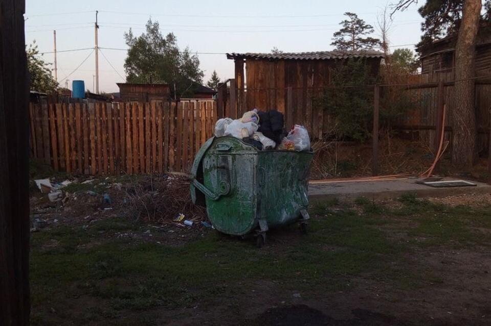 Жители дома по улице 2-я Каштакская 26 пожаловались на переполненный контейнер с мусором