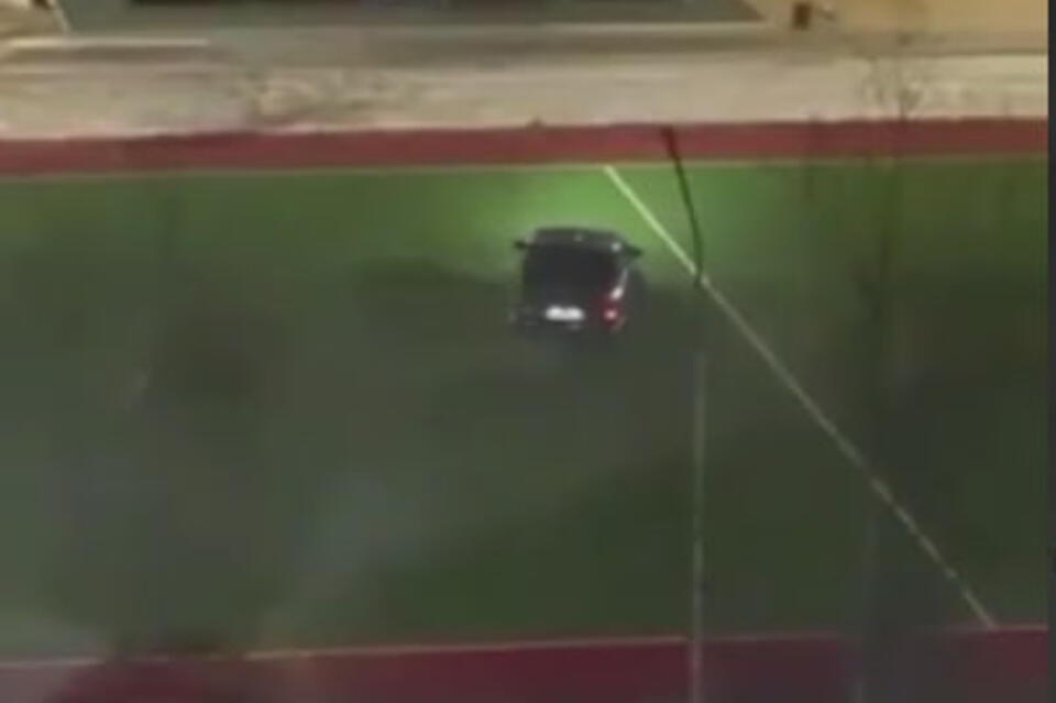 Подросток устроил дрифт на футбольном поле школы