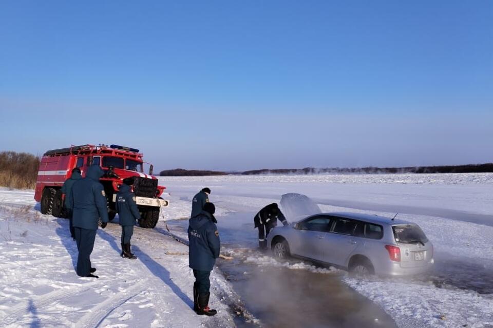 Автомобиль с людьми провалился под лёд в Приамурье