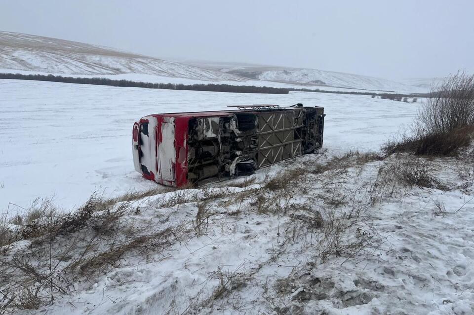 Автобус с вахтовиками опрокинулся на подъезде к Шилке