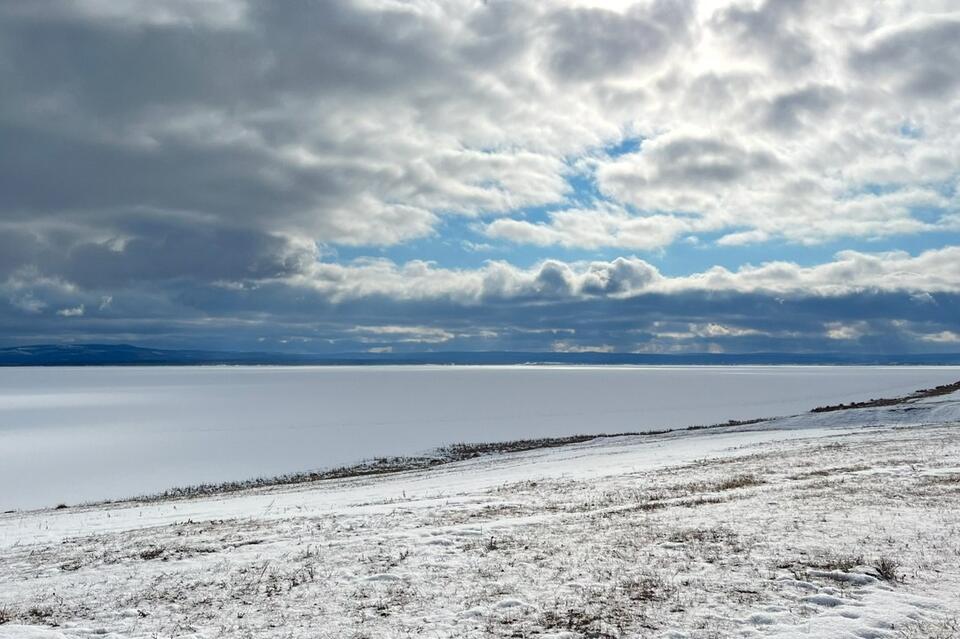 Снегом замело озера на территории Ивано-Арахлейского парка