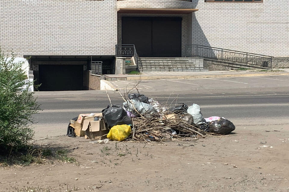 В Агинском убрали свалку возле магазина после жалоб жителей