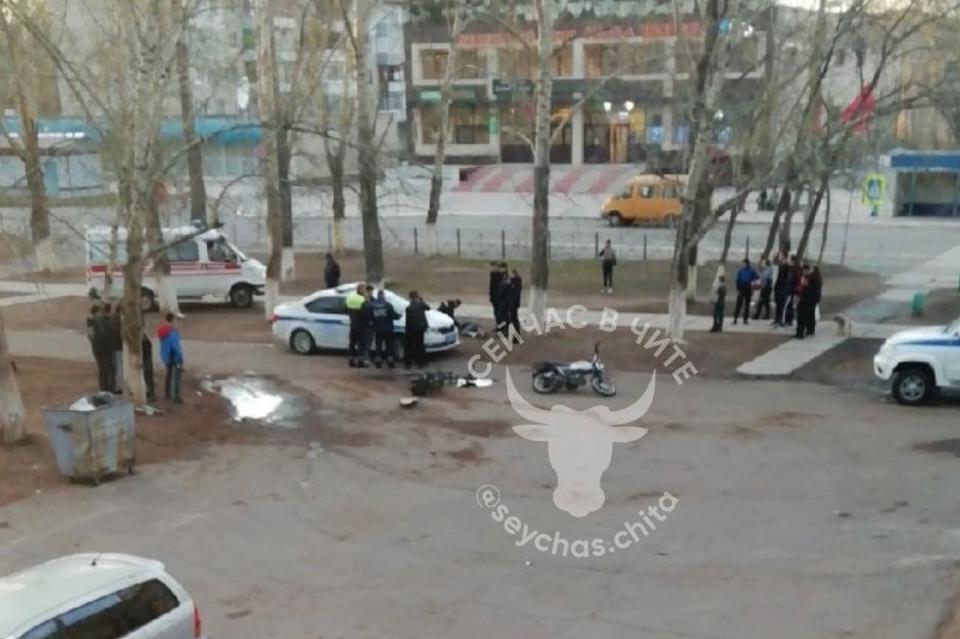 Мотоциклисты и водитель иномарки устроили драку на улице в Краснокаменске (18+)