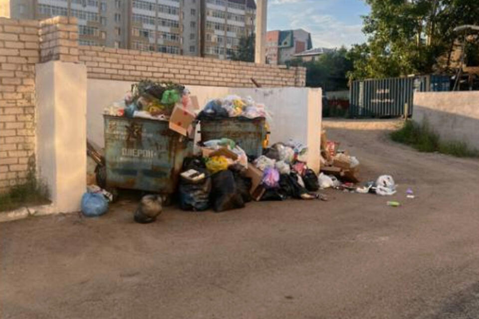 Жители улицы Анохина жалуются на заваленную мусором площадку