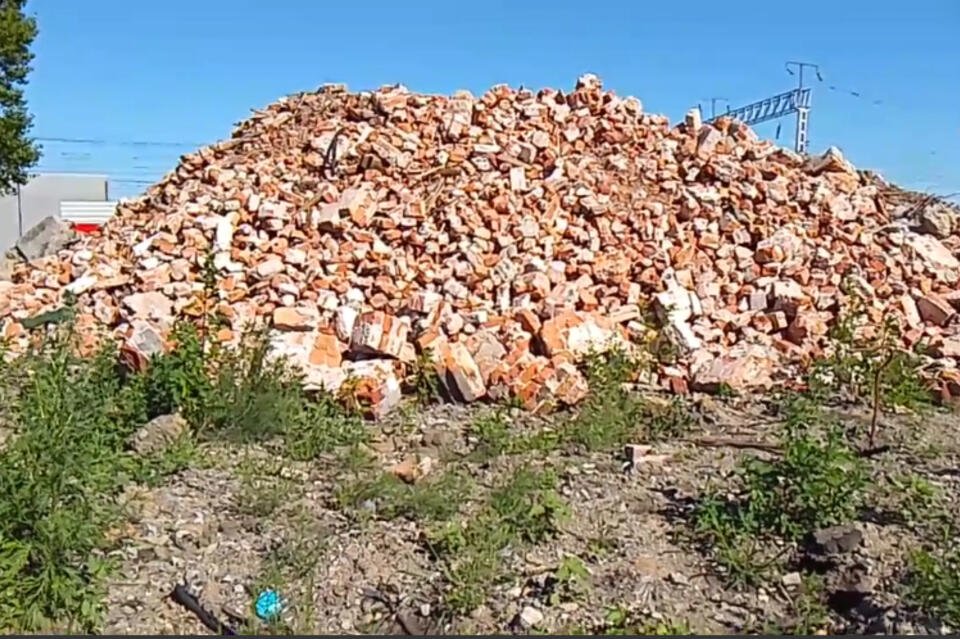 Обломки снесённой водонапорной башни на станции Черновской не убрали за два года