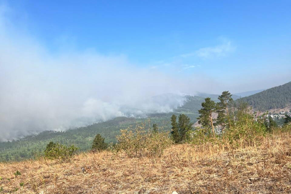 Очевидцы: огонь приближается к селу Зыково