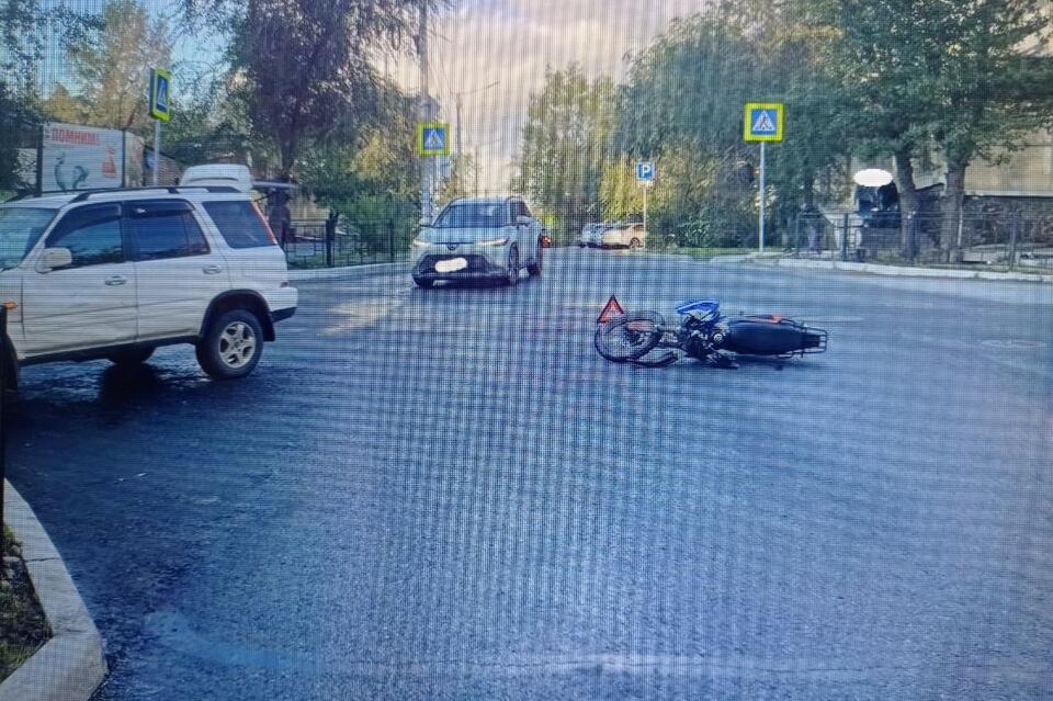 Мотоцикл и автомобиль столкнулись в центре Читы