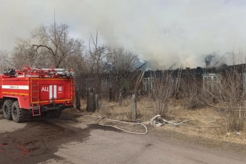 Шесть человек эвакуировали из горящего многоквартирного дома в Чите