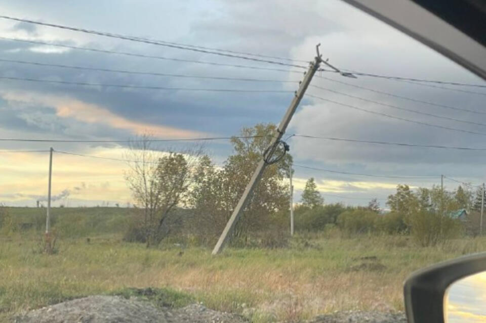 Столб на улице Читы практически рухнул