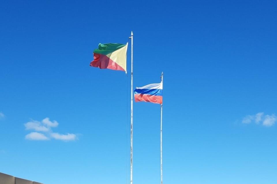 В Чите на здании краевого правительства обновили флаги России и Забайкалья