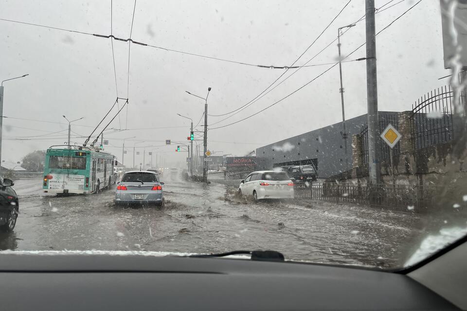 Лужа вновь образовалась на Карповском тракте