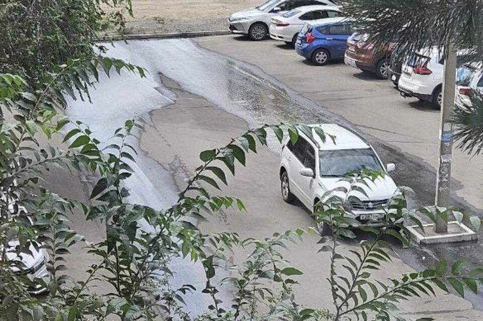 Канализация течет по улице Шилова