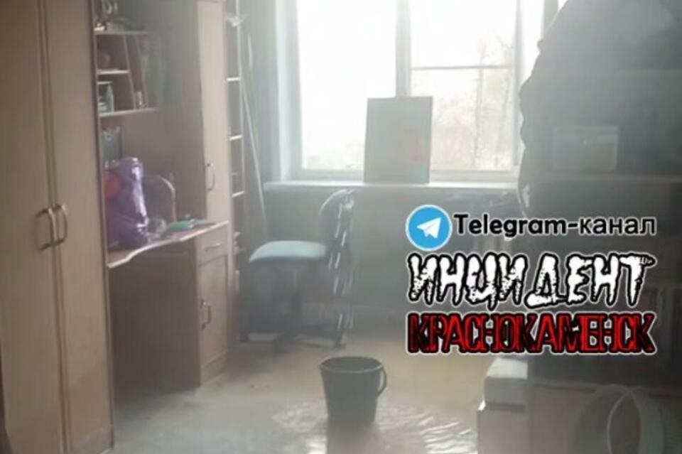 Трубу с кипятком прорвало в доме — жителям Краснокаменска негде ночевать